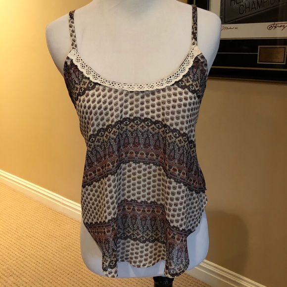 Gorgeous top w/lace on neck line. Perfect summer - Picture 1 of 5